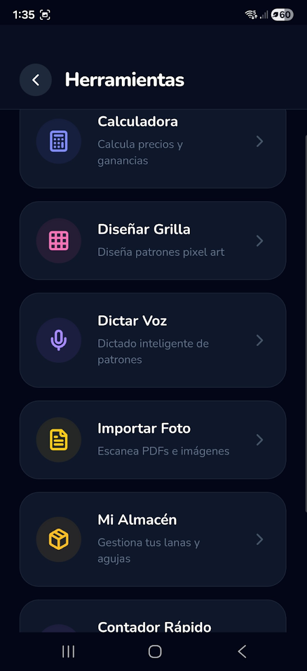 Menú de herramientas de StitchFlow: calculadora de precios, diseñar grilla, dictar por voz, importar foto y almacén de lanas y agujas.